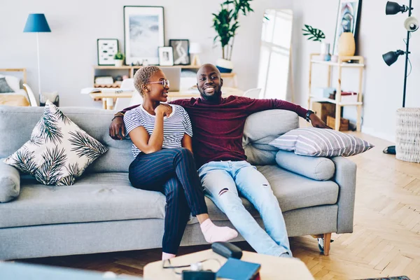 Hermosa Mujer Piel Oscura Hablando Con Novio Sonriente Sentado Juntos — Foto de Stock