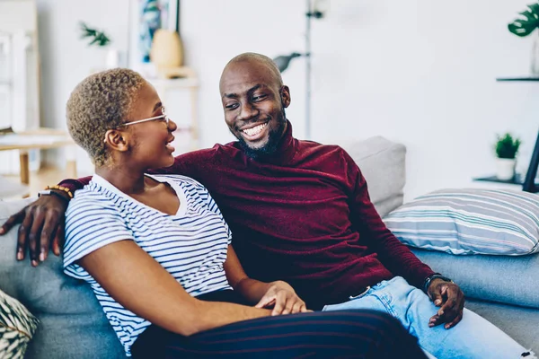 積極的なアフリカ系アメリカ人のヒップスターカップルはお互いを見て 楽しい時間を一緒に過ごし 暗い肌の男を笑っています — ストック写真