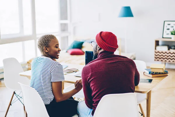 Positieve Hipster Meisje Kijken Naar Haar Vriendje Bespreken Plannen Samen — Stockfoto