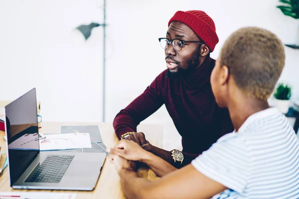 Tutor Masculino Africano Americano Inteligente Que Explica Información Las Estudiantes — Foto de Stock