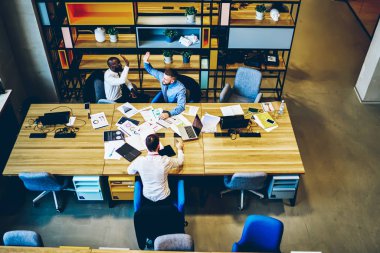 Modern ofiste harika bir iş için birbirlerine beş iş veren gömleklerle başarılı olma görüşü. Toplantı masasında iş projesinin kazanılmasını kutlayan başarılı çok kültürlü girişimciler. Başarı ve amaç