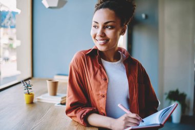 Neşeli hippi kız, kafeteryadaki not defteriyle öğrenirken yüzünde sevimli bir gülümsemeyle, elinde eğitim kitabı tutan mutlu, esmer tenli kadını hatırlıyor.