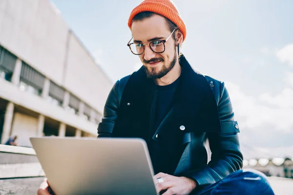 Erfolgreicher Männlicher Freiberufler Optischer Brille Zur Sehkorrektur Auf Der Suche — Stockfoto