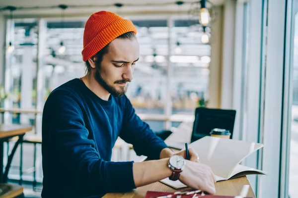 Diseñador Masculino Concentrado Dibujando Bocetos Libro Texto Para Ilustraciones Mientras — Foto de Stock