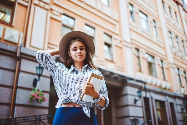 Halve Lengte Portret Van Mooie Jonge Vrouw Gekleed Stijlvolle Kleding — Stockfoto