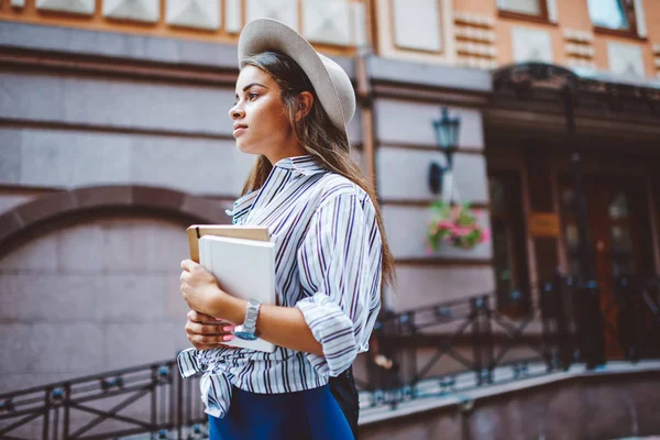 Attractive Caucasian Young Woman Trendy Hat Holding Books Strolling Street — Stock Photo, Image