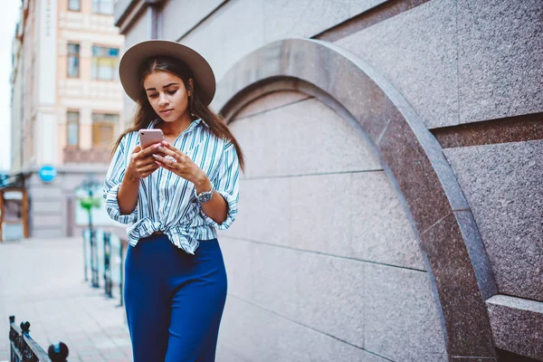 Turismo Feminino Vestuário Moderno Chapéu Usando Aplicativo Smartphone Para Navegar — Fotografia de Stock