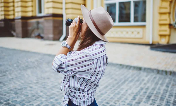 Kaukasische Touristinnen Beim Stadtbummel Mit Retro Kamera Junge Hipstermädchen Mit — Stockfoto