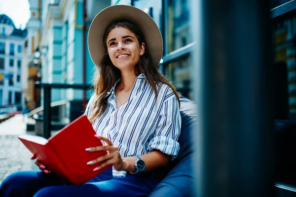 Sorrindo Mulher Bonita Jovem Pensando Livro Interessante Satisfeito Com Lazer — Fotografia de Stock