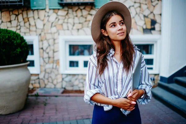 Atractiva Morenita Caucasiana Años Sombrero Elegante Sobre Los Planes Vacaciones —  Fotos de Stock