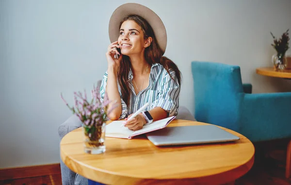 Moda Şapkalı Beyaz Kız Kafede Oturmuş Cep Telefonu Konuşmasından Tatmin — Stok fotoğraf