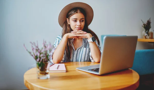 Pensive Trendy Ντυμένη Έφηβος Hipster Κορίτσι Βλέποντας Ταινία Μέσω Φορητού — Φωτογραφία Αρχείου