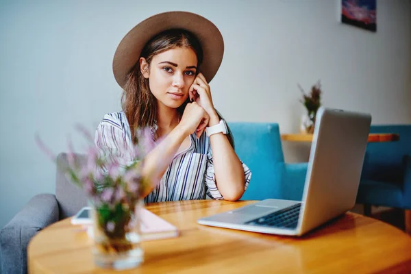 Pensive Hipster Κορίτσι Μοντέρνο Καπέλο Κοιτάζοντας Κάμερα Ενώ Κάθεται Στο — Φωτογραφία Αρχείου