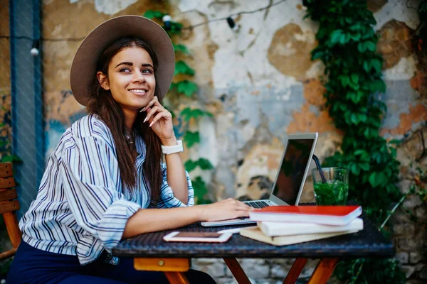 Joven Hipster Niña Sentada Con Ordenador Portátil Cafetería Calle Satisfecho —  Fotos de Stock