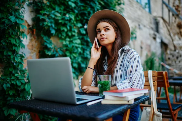 Pensive Hipster Κορίτσι Στο Μοντέρνο Καπέλο Κάθεται Στο Τραπέζι Στο — Φωτογραφία Αρχείου