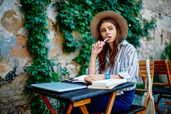 Pensiva Hipster Chica Moderna Ponderación Sombrero Mientras Que Creación Artículos —  Fotos de Stock