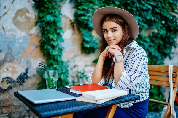 Приваблива Біла Жінка Модному Капелюсі Сидить Столом Блокнотом Книгами Навчання — стокове фото