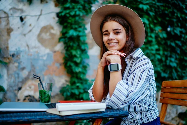 Retrato Una Alegre Estudiante Caucasiana Con Reloj Pulsera Sentado Mesa —  Fotos de Stock