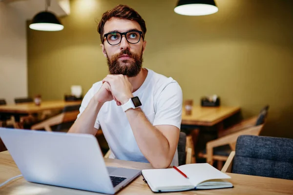 Hombre Caucásico Reflexivo Espectáculos Que Reflexiona Sobre Las Ideas Para — Foto de Stock