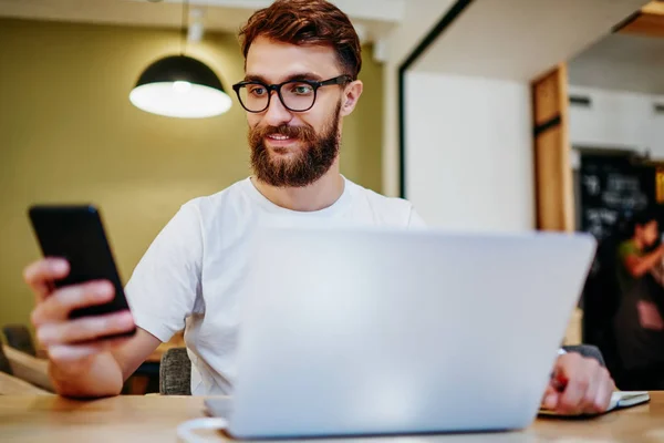 Glimlachende Hipster Man Bril Het Controleren Van Mail Smartphone Tijdens — Stockfoto