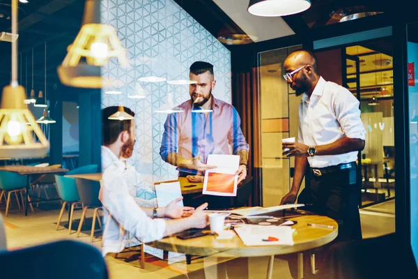 企業の発展のためのビジネス戦略についてブレインストーミングを協力起業家のチーム オフィスでの説明会中に正式な摩耗スケッチの多様な専門家のグループ — ストック写真