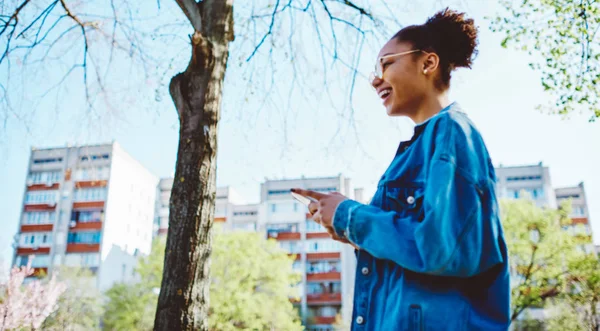 Felice Donna Ridere Scherzo Viaggio Leggere Sul Sito Internet Tramite — Foto Stock