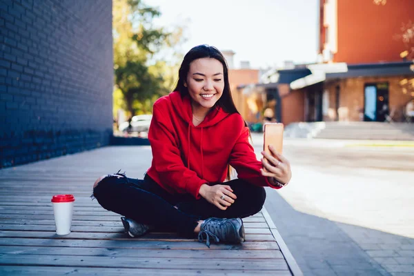 Millenium Asian Woman Posing Selfie Photo While Taking Rest Urban — Photo