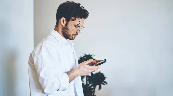 Gözlüklü Beyaz Adam Cep Telefonuyla Arama Numarası Yapıyor Evinin Içinde — Stok fotoğraf