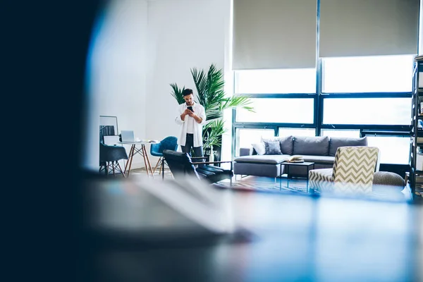 Pensivo Hipster Tipo Con Teléfono Móvil Que Encuentra Moderno Salón —  Fotos de Stock