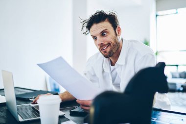 Duygusal şok editörü, iş yerinde dizüstü bilgisayarla oturup yazı okurken şaşırdı. Kafası karışık beyaz iş adamı, mali repor ile vurgu yaptı.