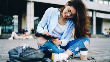 Lotus 'ta poz veren genç ve güzel bir kadın ressam şehir ortamında albüm içinde resim çiziyor. Çekici yenilikçi kız boş zamanlarında yeni bir yayın için fikirler yazıyor.