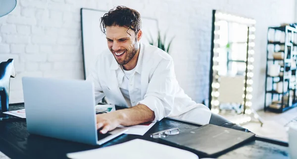 Gelukkige Emotionele Kaukasische Hipster Man Dolblij Met Overwinning Online Game — Stockfoto