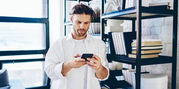 Hombre Caucásico Serio Con Números Marcación Uso Ocasional Teléfono Móvil — Foto de Stock