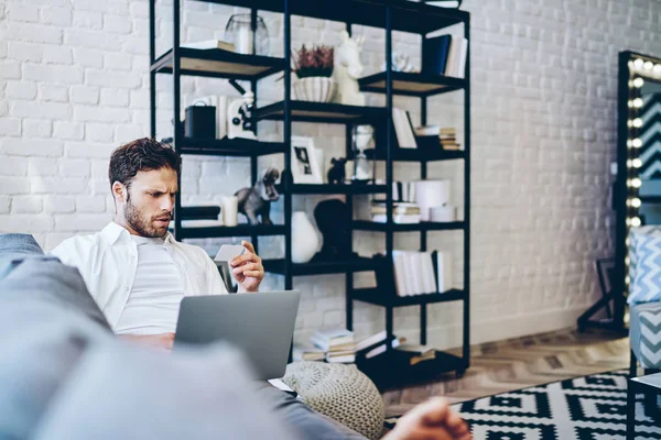 Serieuze Blanke Man Controleren Van Informatie Van Credit Card Maken — Stockfoto