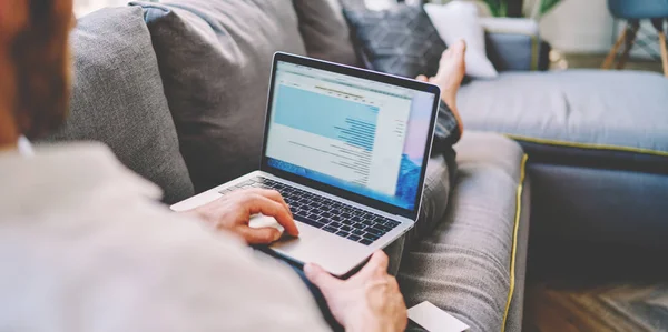 Gehakt Beeld Van Man Zoek Naar Informatie Bladeren Webpagina Tijdens — Stockfoto