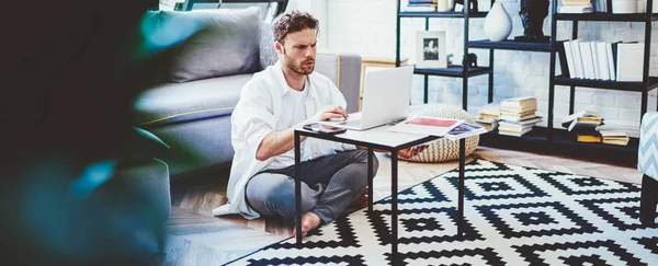 Serieuze Kaukasische Duizendjarige Man Het Maken Van Online Boeken Laptop — Stockfoto