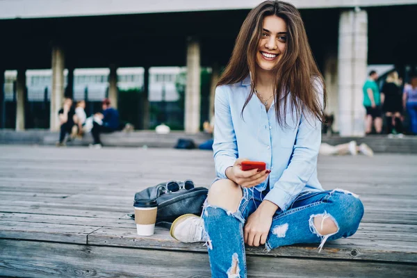 Porträtt Positiva Kvinnliga Bloggare Klädd Casual Wear Ler Mot Kameran — Stockfoto