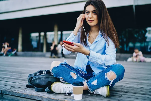 Wanita Muda Bergaya Berusia Tahun Memegang Smartphone Merah Modern Dan — Stok Foto