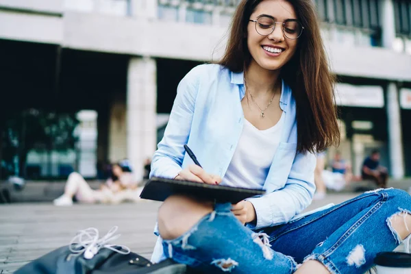 Attraktiv Och Positiv Ung Kvinna Glasögon Sitter Lotus Pose Och — Stockfoto