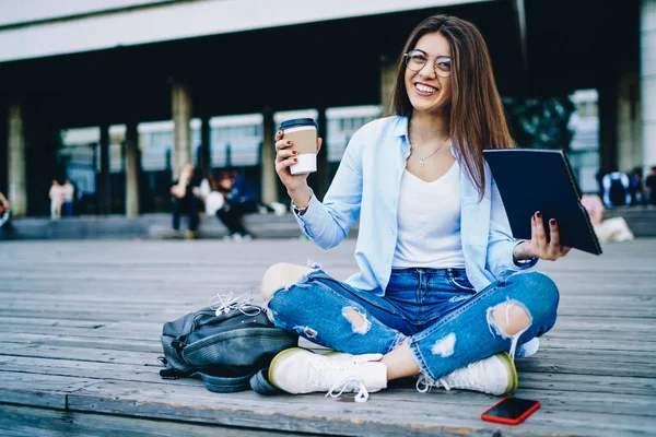 Retrato Jovem Feliz Óculos Segurando Café Para Álbum Para Desenhar — Fotografia de Stock