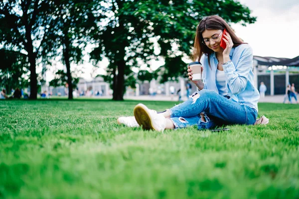 Casual Disfrazada Hipster Chica Que Llama Moderno Teléfono Inteligente Habla — Foto de Stock