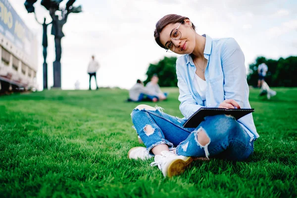 Retrato Mujer Joven Encantadora Los Ojos Sentada Sobre Hierba Verde — Foto de Stock