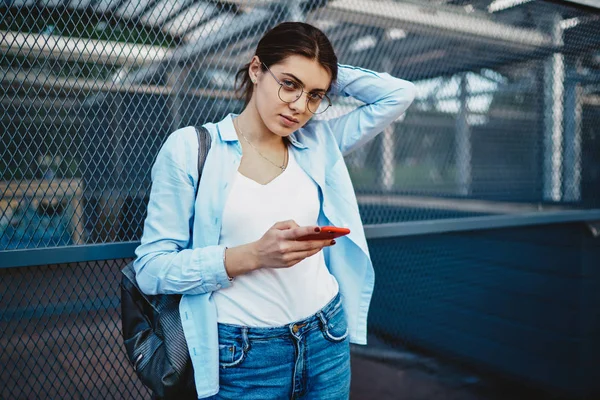 Portret Van Charmante Jonge Vrouw Bril Kijken Naar Camera Tijdens — Stockfoto