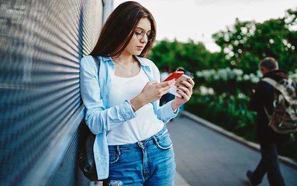 Stijlvol Geklede Hipster Meisje Met Koffie Gaan Chatten Sociale Netwerken — Stockfoto