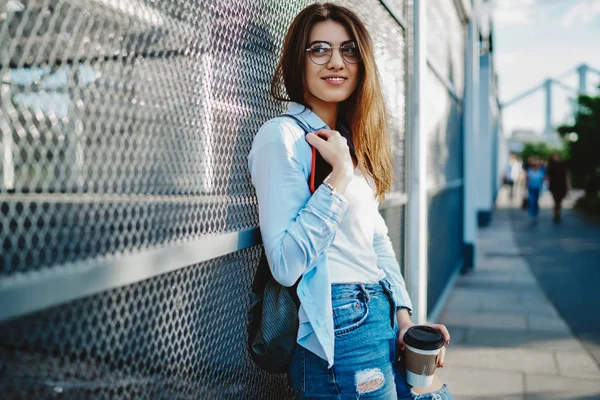 Una Jovencita Con Encanto Ensueño Vestida Con Ropa Casual Moda — Foto de Stock