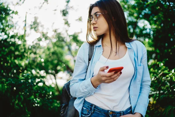 Gündelik Giyinmiş Genç Bir Bayanın Uzaklara Bakarken Cep Telefonuna Uygulama — Stok fotoğraf