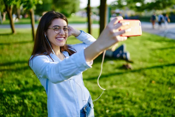 Ritratto Allegra Giovane Donna Occhiali Sorridendo Fotocamera Mentre Selfie Smartphone — Foto Stock