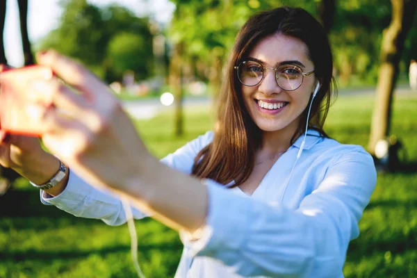 Ritratto Giovane Donna Positiva Occhiali Vista Sorridendo Fotocamera Mentre Fare — Foto Stock