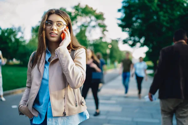 Charming Young Woman Dressed Casual Wear While Walking Urban Setting — Foto de Stock