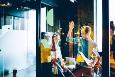 Mutlu genç erkek ve kadın çalışanlar proje planlamasını birlikte tamamladılar. Birlikte çalışmada üretken işbirliğinden memnun olan çok ırklı ve yetenekli bir ekip oluşturdular.